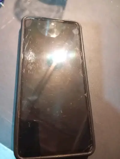 Teléfono inteligente con carcasa protectora roja - miniatura 1
