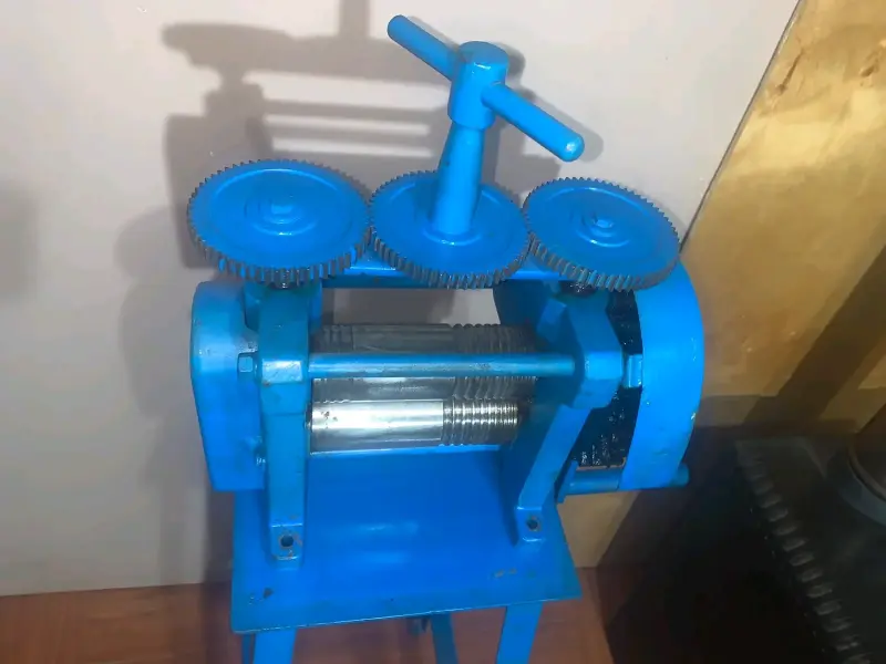 Laminadora de metal manual azul - 3