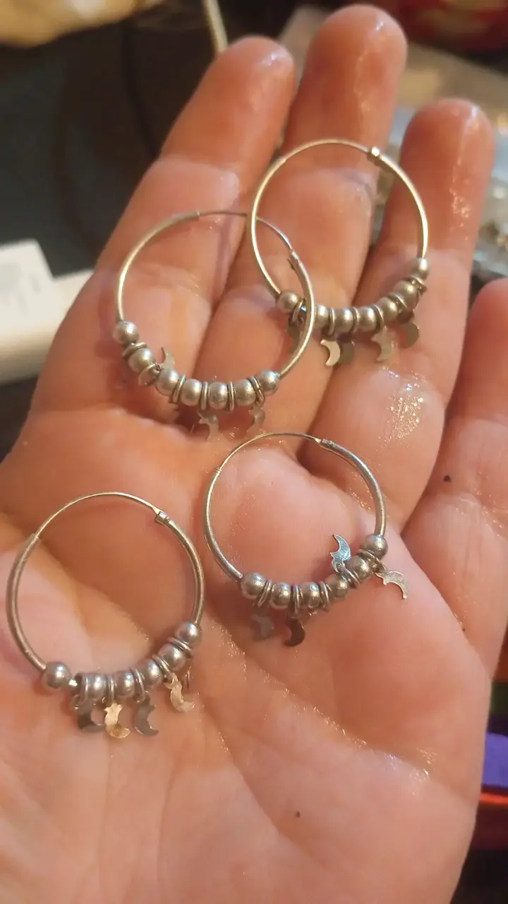Aros de plata con dijes de luna