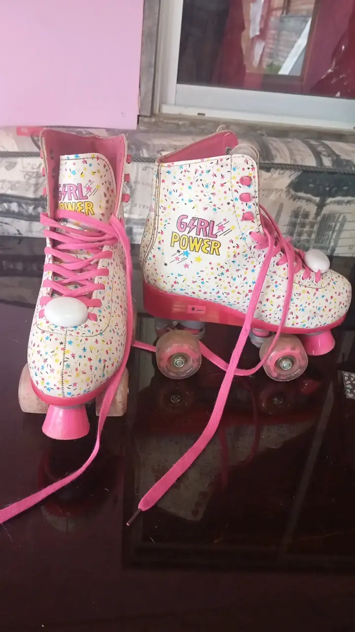 Patines de cuatro ruedas Girl Power para niñas