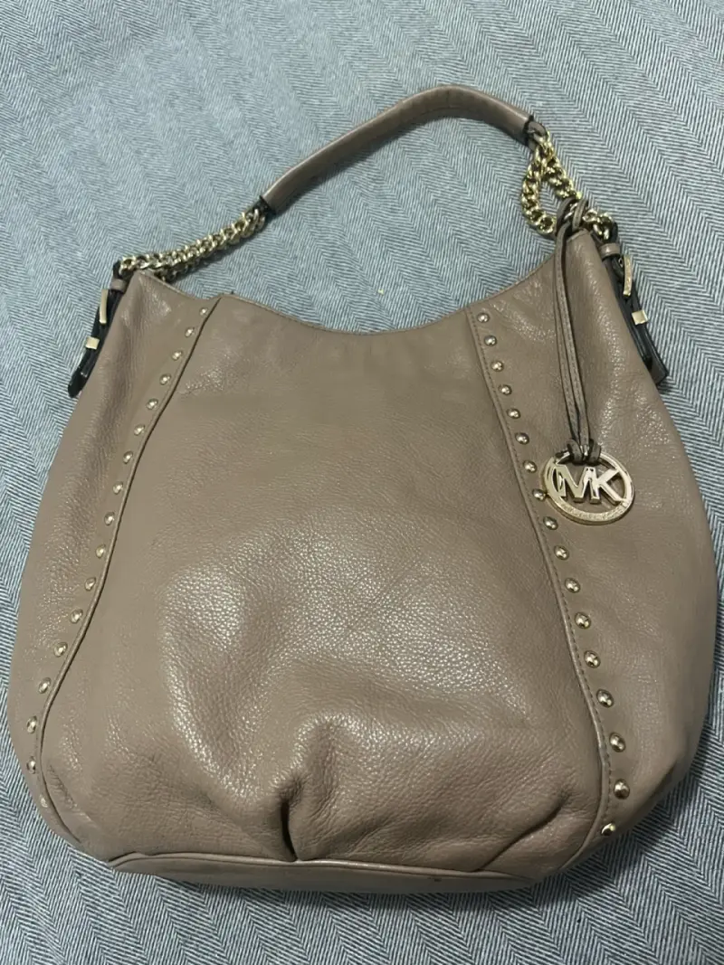 Bolso de cuero Michael Kors taupe con tachas - 1
