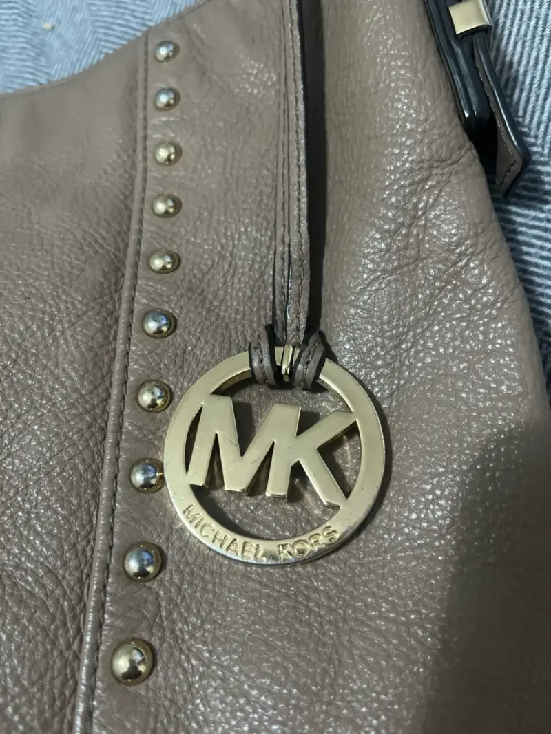 Bolso de cuero Michael Kors taupe con tachas - 2