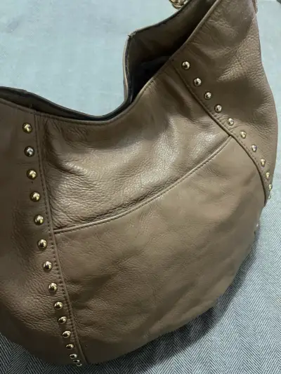 Bolso de cuero Michael Kors taupe con tachas - miniatura 3