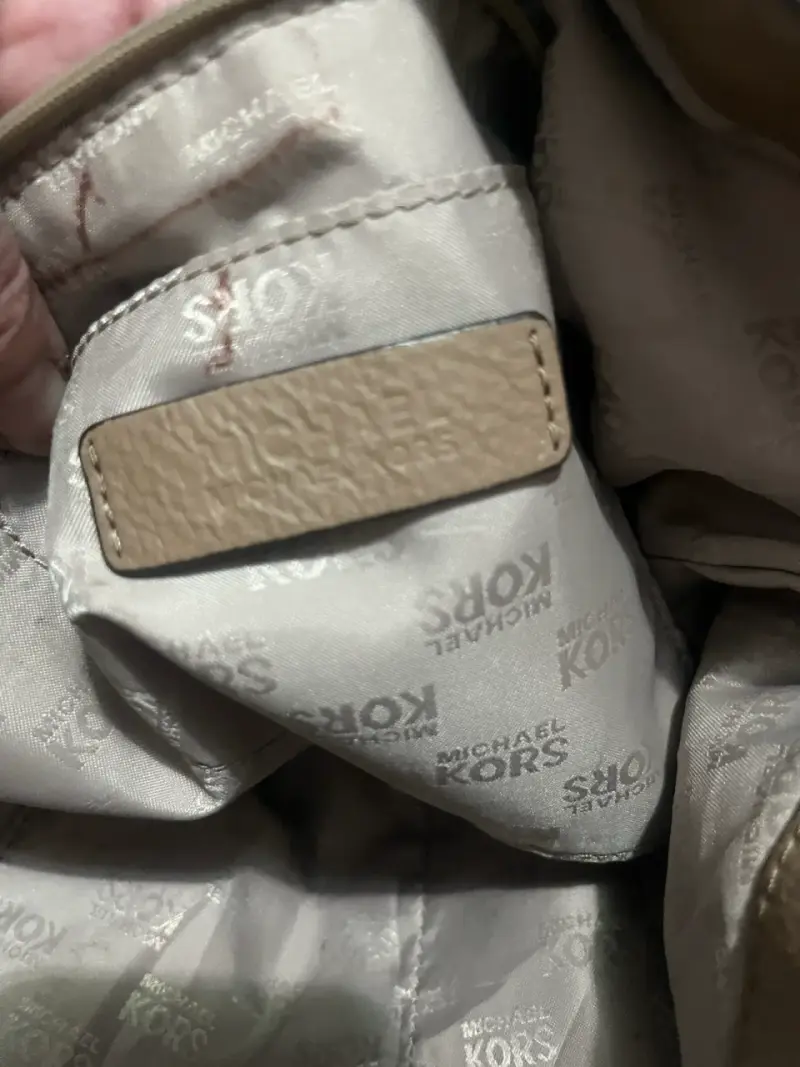 Bolso de cuero Michael Kors taupe con tachas - 5