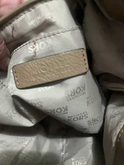 Bolso de cuero Michael Kors taupe con tachas - miniatura 5