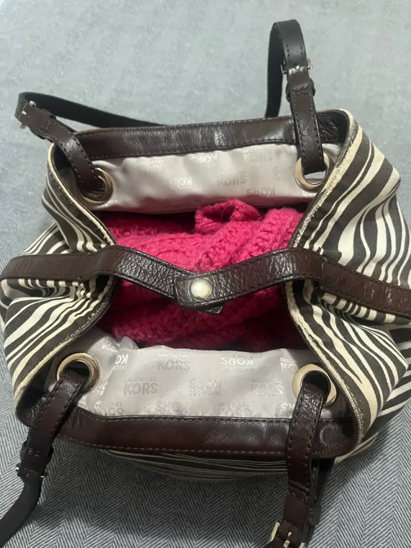 Bolso de mano Michael Kors con diseño de rayas - 3