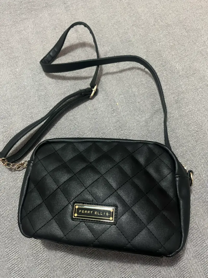 Cartera cruzada negra Perry Ellis elegante - 1
