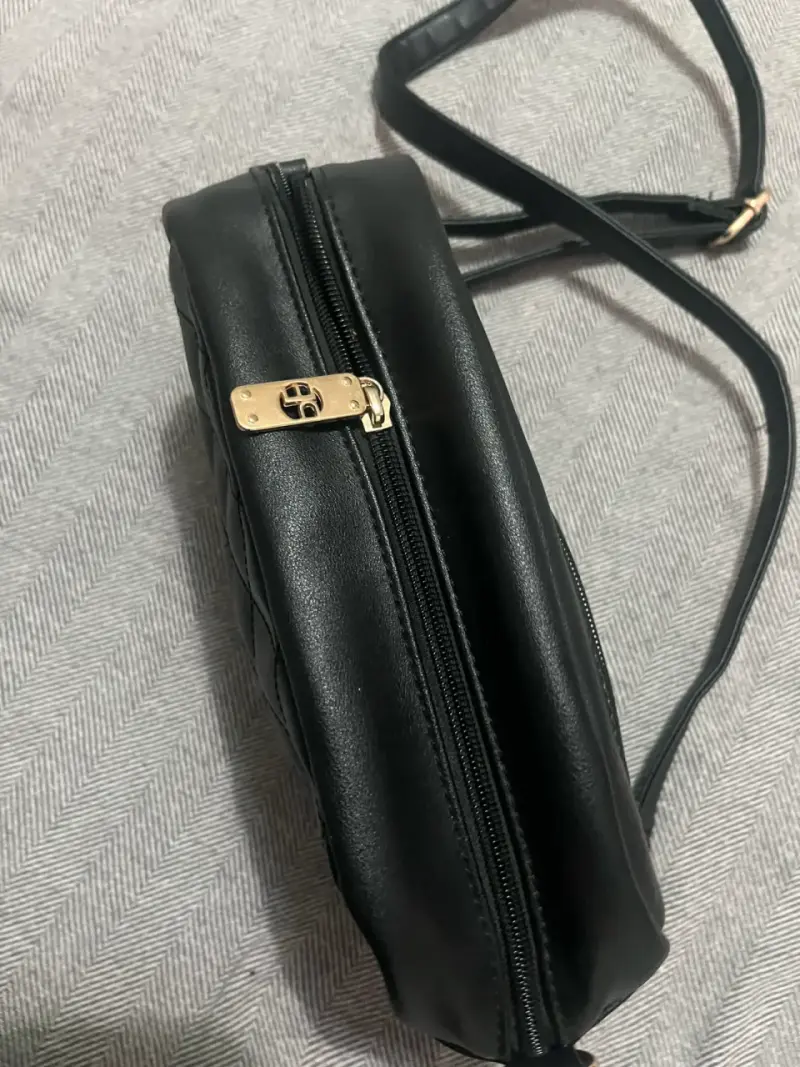 Cartera cruzada negra Perry Ellis elegante - 4