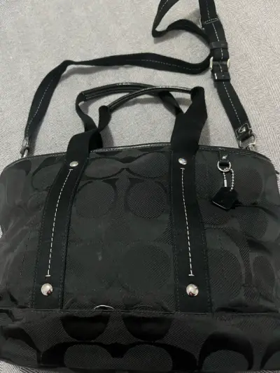 Bolso de mano Coach negro con correa ajustable - miniatura 1