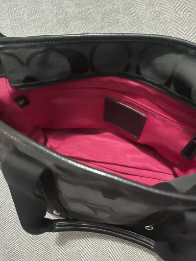 Bolso de mano Coach negro con correa ajustable - miniatura 2