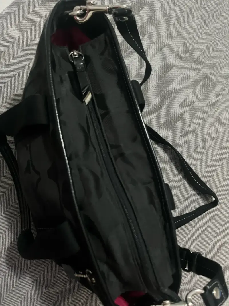 Bolso de mano Coach negro con correa ajustable - 4