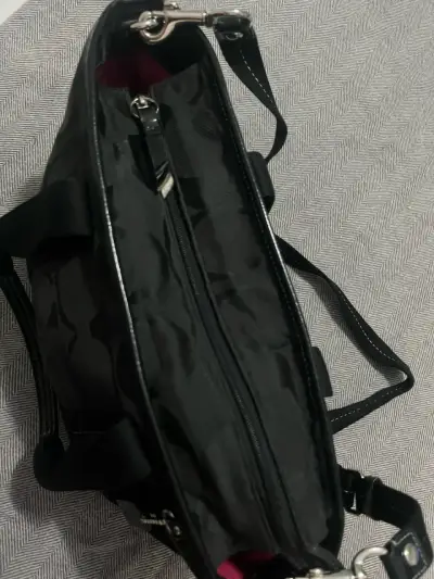 Bolso de mano Coach negro con correa ajustable - miniatura 4