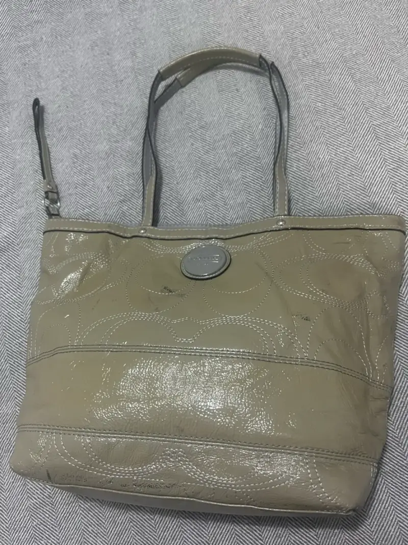 Bolso de cuero beige Coach con logo