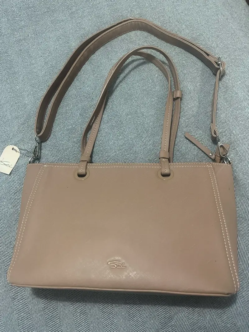 Cartera de cuero beige con correa ajustable