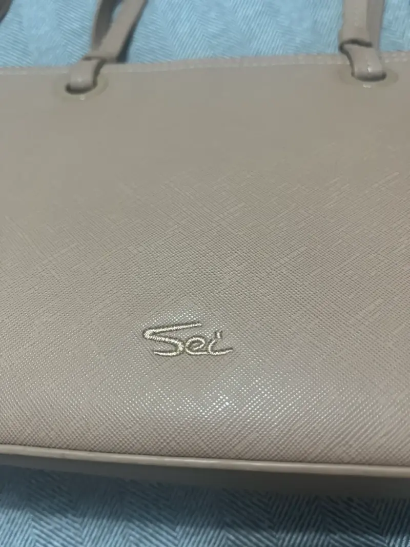 Cartera de cuero beige con correa ajustable - 2