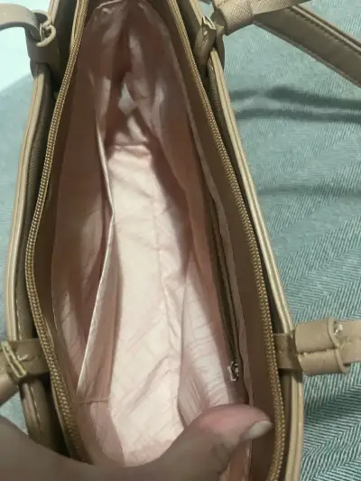 Cartera de cuero beige con correa ajustable - miniatura 3