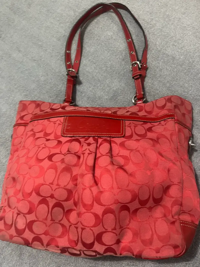 Bolso de hombro rojo Coach con diseño monograma - 1