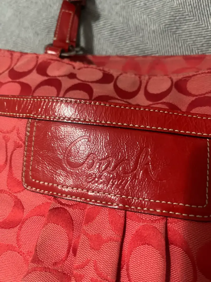 Bolso de hombro rojo Coach con diseño monograma - 2
