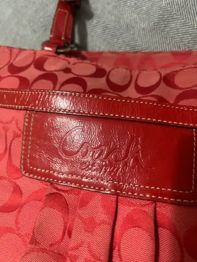 Bolso de hombro rojo Coach con diseño monograma - miniatura 2