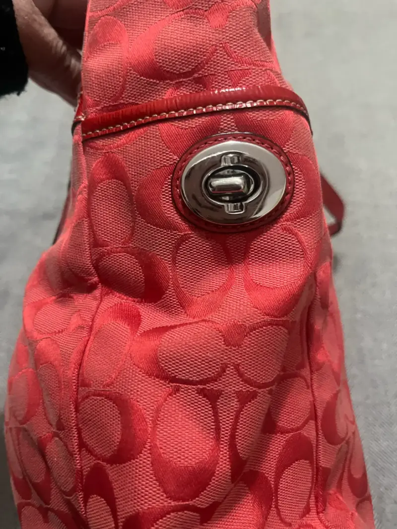 Bolso de hombro rojo Coach con diseño monograma - 4