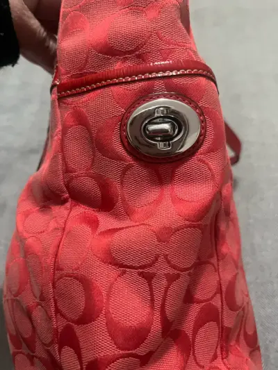 Bolso de hombro rojo Coach con diseño monograma - miniatura 4