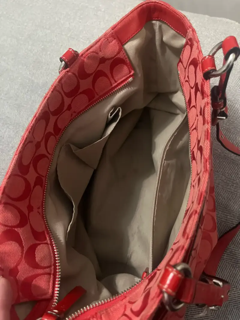 Bolso de hombro rojo Coach con diseño monograma - 5