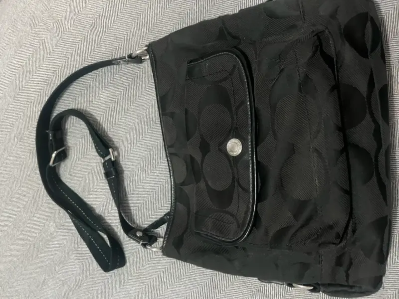Bolso bandolera Coach negro con interior rojo