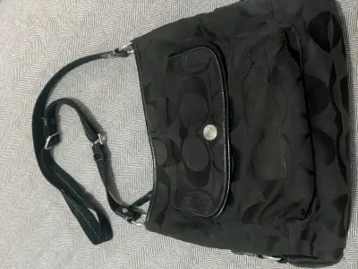Bolso bandolera Coach negro con interior rojo - miniatura 1