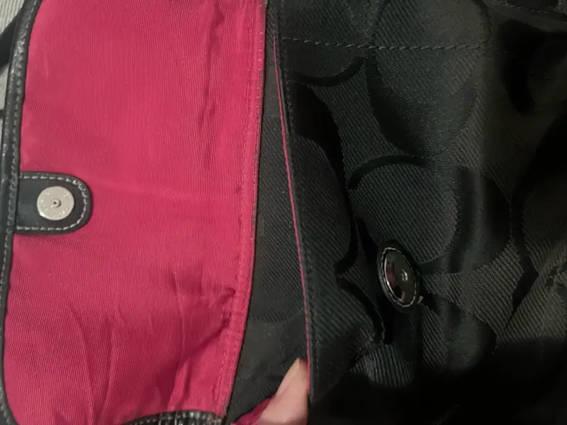 Bolso bandolera Coach negro con interior rojo - 2