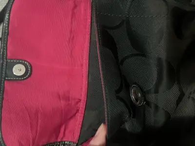 Bolso bandolera Coach negro con interior rojo - miniatura 2