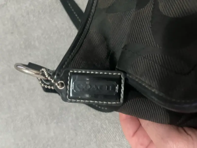 Bolso bandolera Coach negro con interior rojo - 3