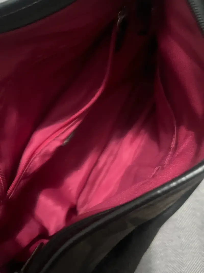 Bolso bandolera Coach negro con interior rojo - 4