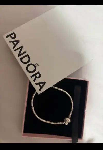 Pulsera de plata Pandora con dije de corazón - miniatura 1