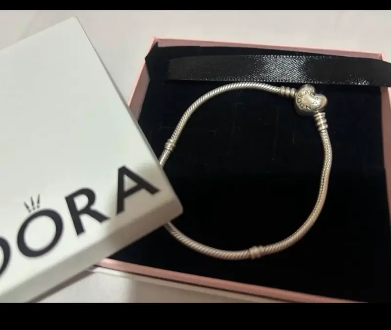 Pulsera de plata Pandora con dije de corazón - 2