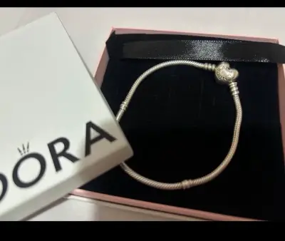 Pulsera de plata Pandora con dije de corazón - miniatura 2