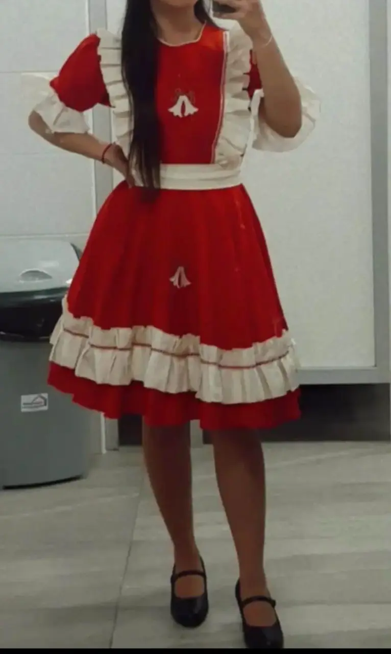 Vestido folclórico rojo con volantes