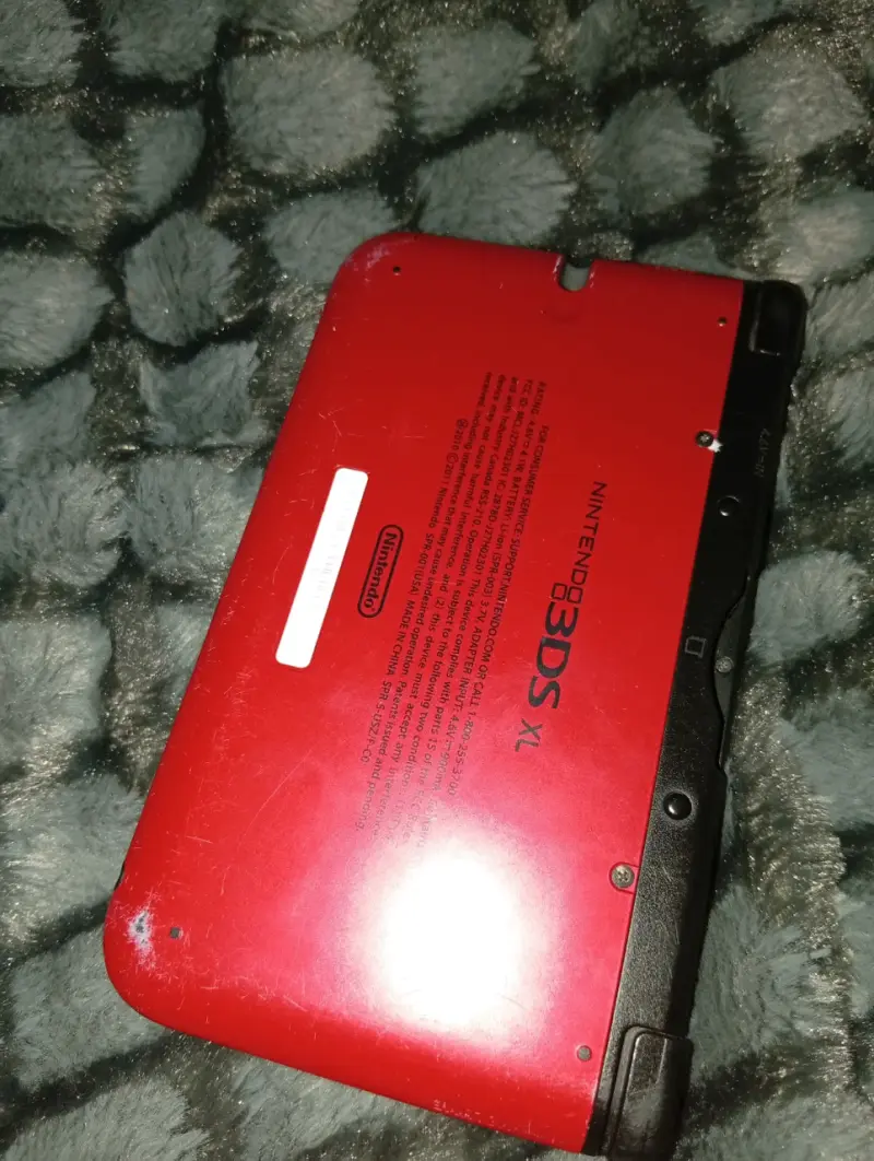 Nintendo 3DS XL rojo solo detalle pintura - 1