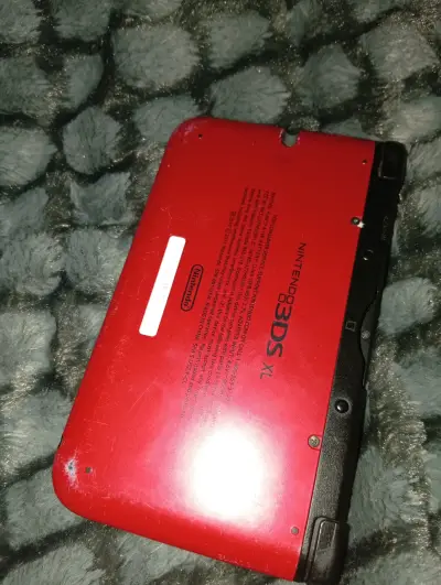 Nintendo 3DS XL rojo solo detalle pintura - miniatura 1