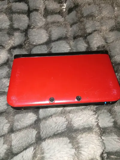 Nintendo 3DS XL rojo solo detalle pintura - miniatura 3