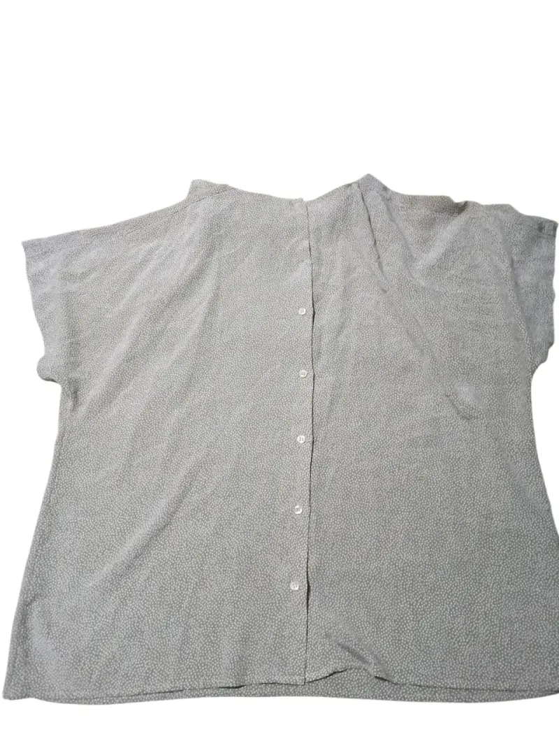 Blusa gris con botones traseros