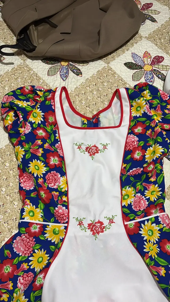 Vestido típico chileno floral colorido - 1