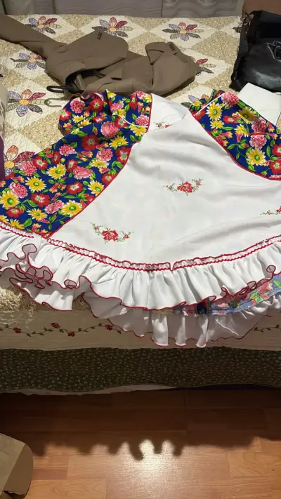 Vestido típico chileno floral colorido - miniatura 2
