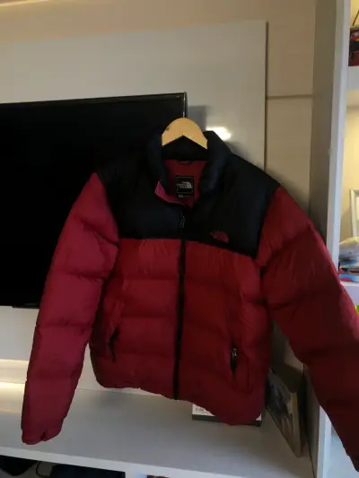 Chaqueta de plumas roja The North Face para invierno - miniatura 1