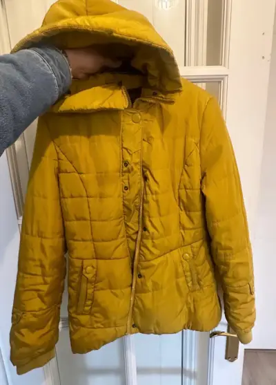 Chaqueta acolchada amarilla con capucha para mujer - miniatura 1