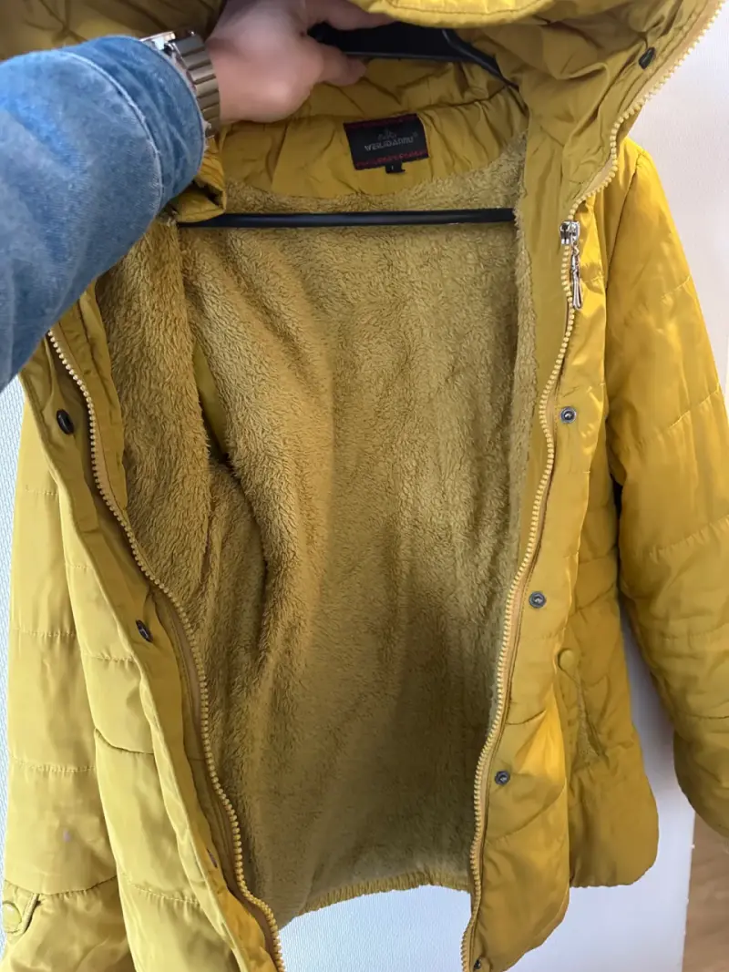 Chaqueta acolchada amarilla con capucha para mujer - 2