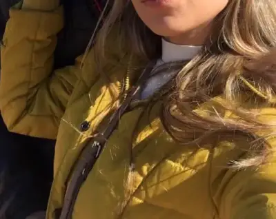 Chaqueta acolchada amarilla con capucha para mujer - miniatura 3