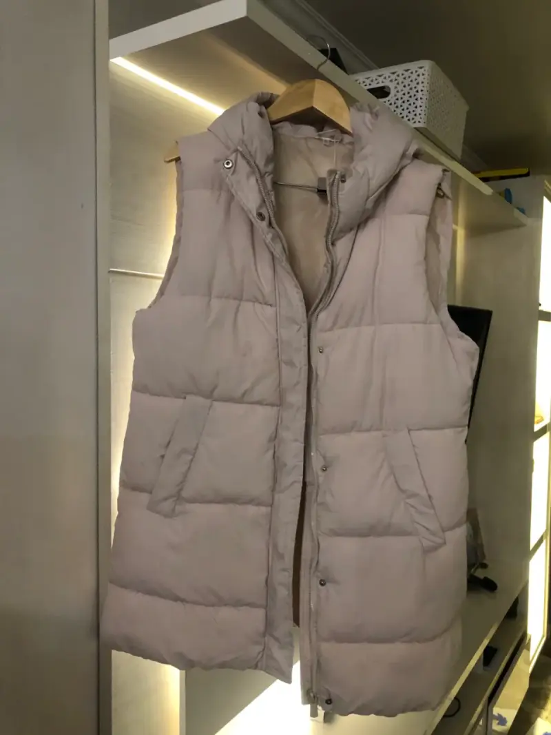 Chaleco acolchado sin mangas beige para mujer - 4