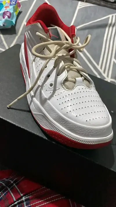 Zapatillas deportivas Jordan Max Aura 5 blancas y rojas - miniatura 1