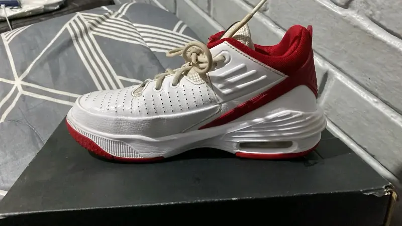 Zapatillas deportivas Jordan Max Aura 5 blancas y rojas - 2