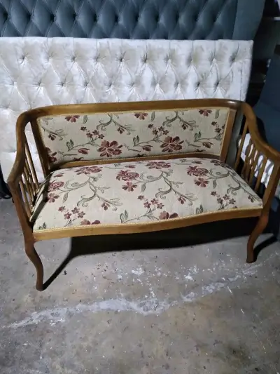 Sofá vintage de madera con tapiz floral - miniatura 1